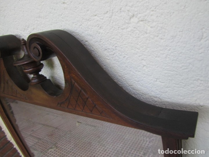 Antig&uuml;edades: Gran espejo biselado de madera con forma de escudo - Foto 6