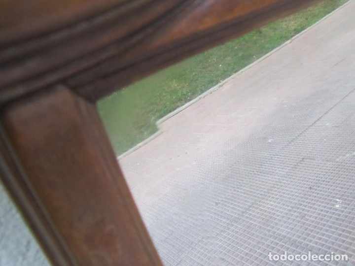 Antig&uuml;edades: Gran espejo biselado de madera con forma de escudo - Foto 8