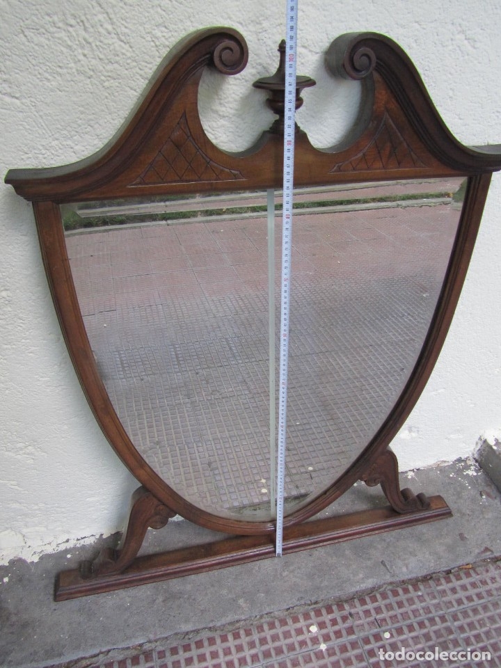Antig&uuml;edades: Gran espejo biselado de madera con forma de escudo - Foto 15