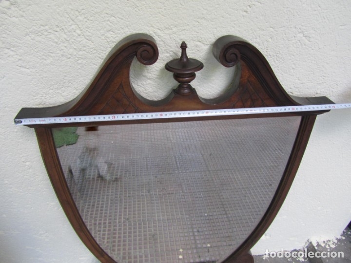 Antig&uuml;edades: Gran espejo biselado de madera con forma de escudo - Foto 16