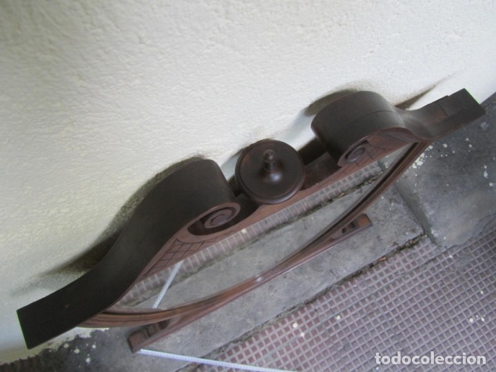 Antig&uuml;edades: Gran espejo biselado de madera con forma de escudo - Foto 18