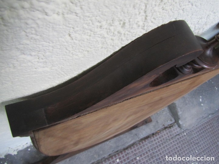 Antig&uuml;edades: Gran espejo biselado de madera con forma de escudo - Foto 23