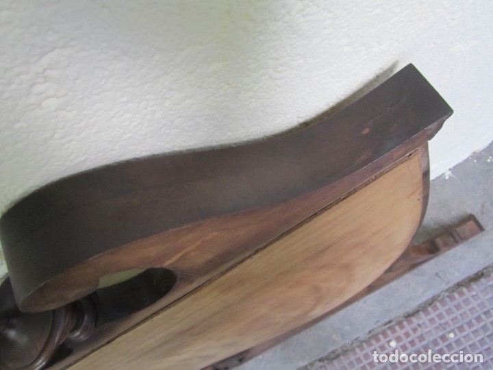 Antig&uuml;edades: Gran espejo biselado de madera con forma de escudo - Foto 24