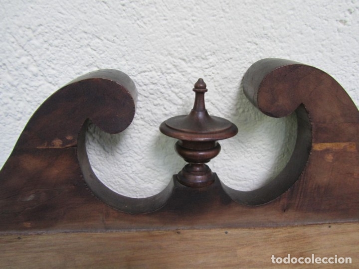 Antig&uuml;edades: Gran espejo biselado de madera con forma de escudo - Foto 25