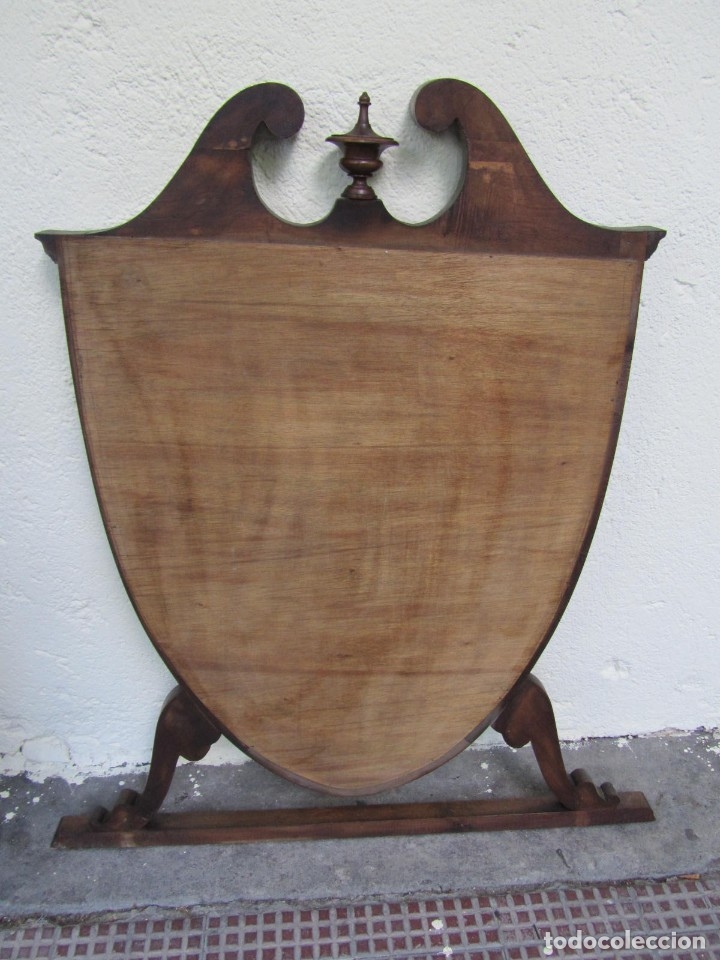 Antig&uuml;edades: Gran espejo biselado de madera con forma de escudo - Foto 26