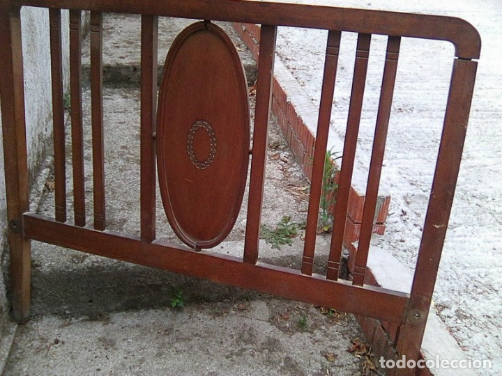 Antig&uuml;edades: Antiguo cabecero labrado - 114 por 97 por 4 cms