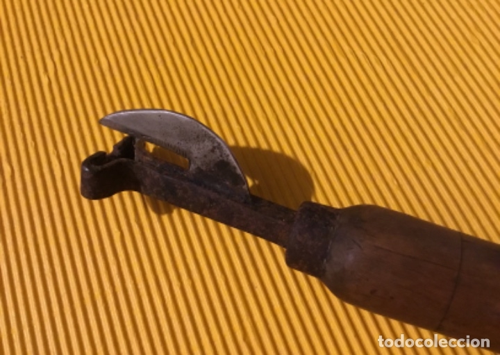 Antig&uuml;edades: Antiguo descomunal abrelatas mango de madera - Foto 1
