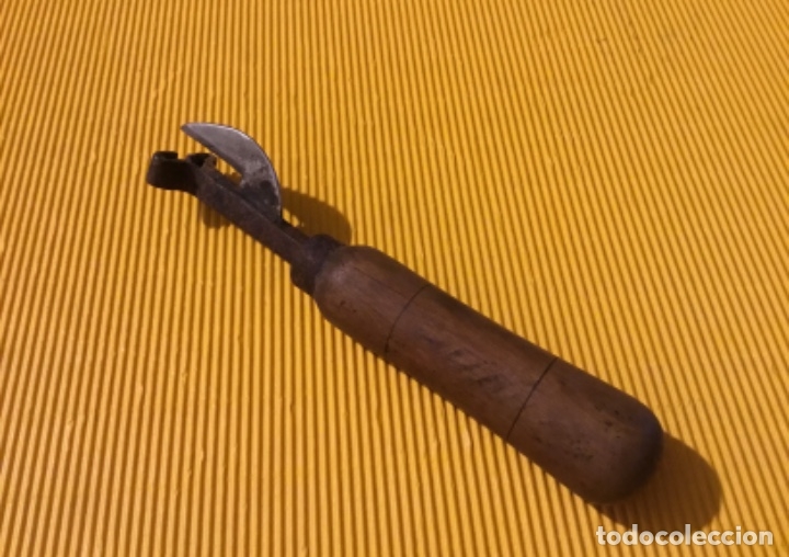 Antig&uuml;edades: Antiguo descomunal abrelatas mango de madera - Foto 2