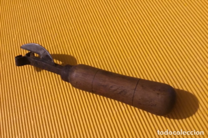 Antig&uuml;edades: Antiguo descomunal abrelatas mango de madera - Foto 3