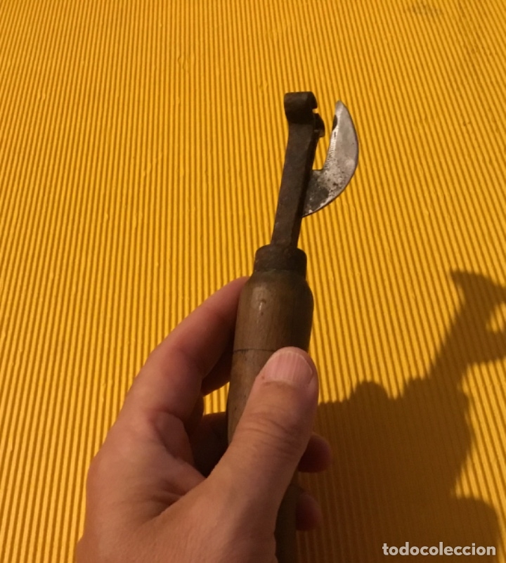 Antig&uuml;edades: Antiguo descomunal abrelatas mango de madera - Foto 4
