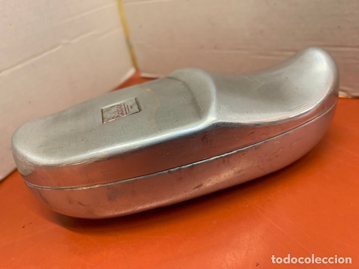 Antig&uuml;edades: Encantadora cajita joyero de aluminio en forma de zueco. SABOT. Mide 15cms de largo x 5,5cms ancho