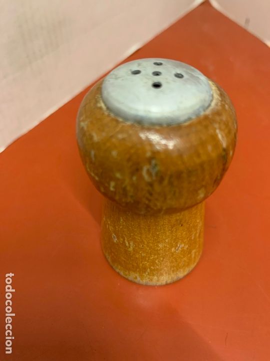 Oggetti Antichi: Antiguo salero de madera y aluminio. Mide aprox 6cms de altura. Ideal coleccionistas