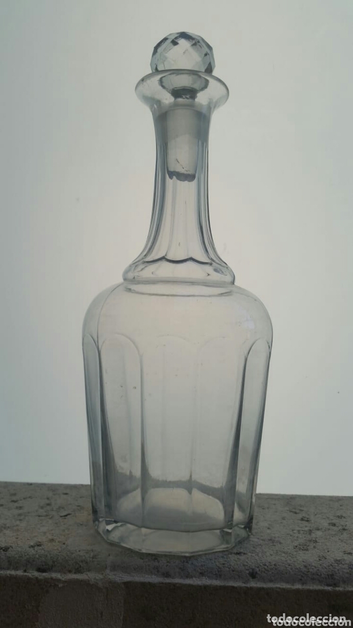 Antig&uuml;edades: Botella licorera de cristal - Foto 1