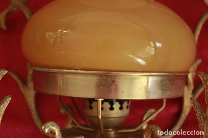 Antig&uuml;edades: L&aacute;mpara de techo de bronce y opalina color mostaza. - Foto 2