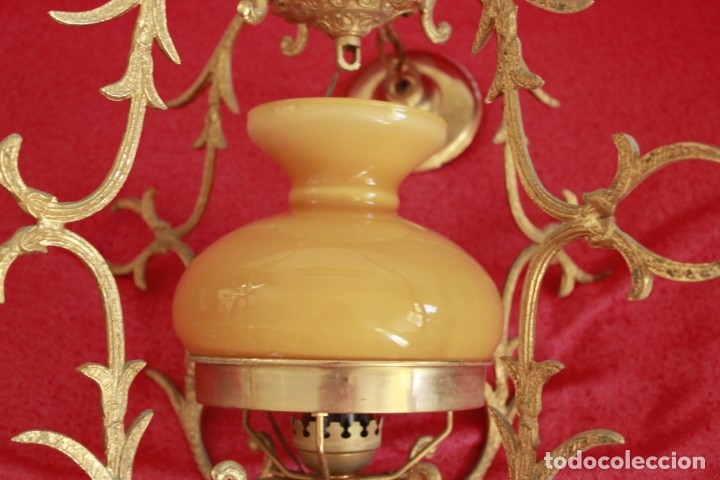 Antig&uuml;edades: L&aacute;mpara de techo de bronce y opalina color mostaza. - Foto 5
