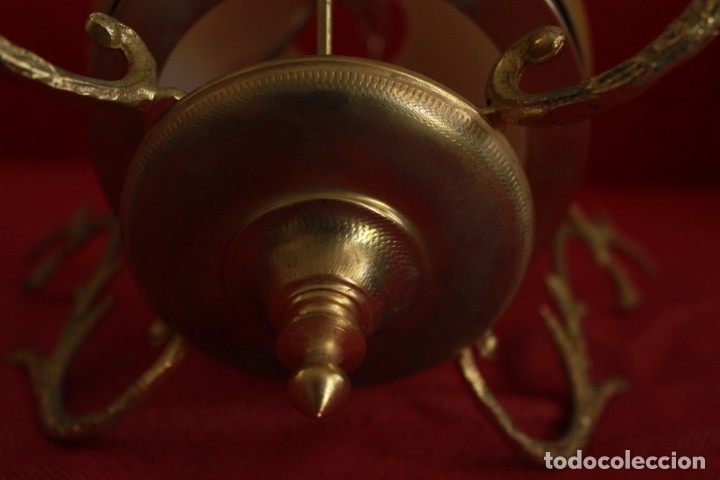 Antig&uuml;edades: L&aacute;mpara de techo de bronce y opalina color mostaza. - Foto 8