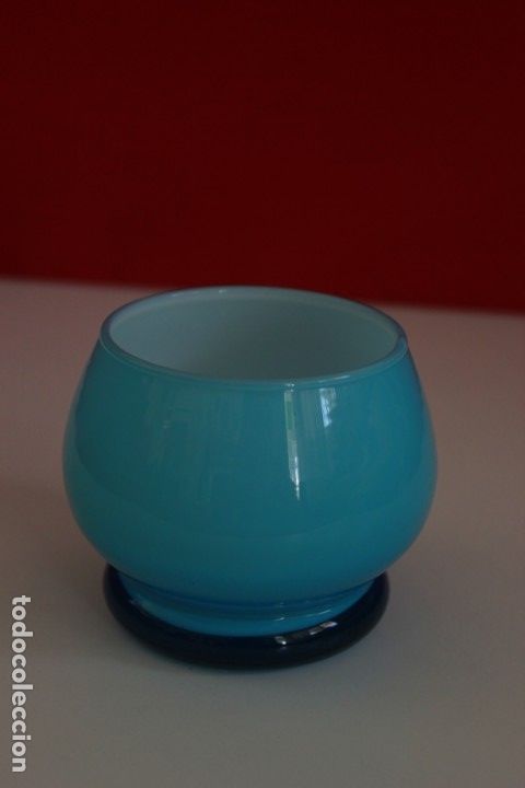 Antig&uuml;edades: Vaso de opalina azul de los a&ntilde;os 70. - Foto 2