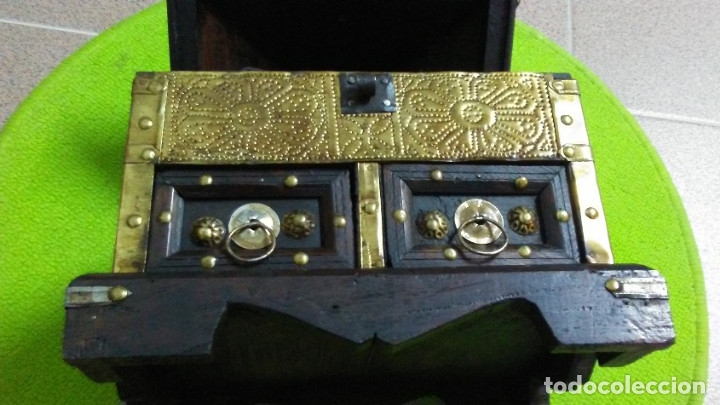 Antig&uuml;edades: ARC&Oacute;N ANTIGUO DE MADERA Y BRONCE - Foto 10