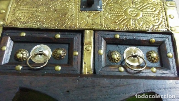 Antig&uuml;edades: ARC&Oacute;N ANTIGUO DE MADERA Y BRONCE - Foto 13