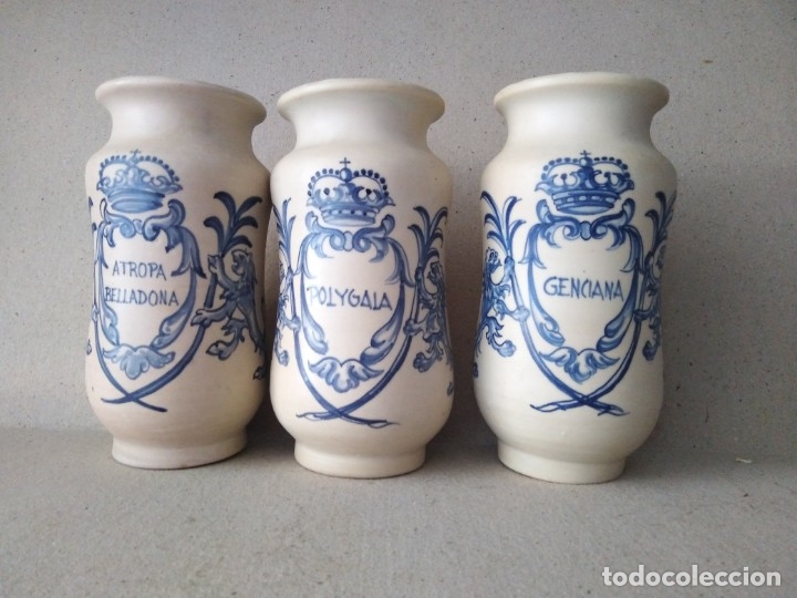 Antig&uuml;edades: 3 albarelos de Talavera 20x10ctms - Foto 1
