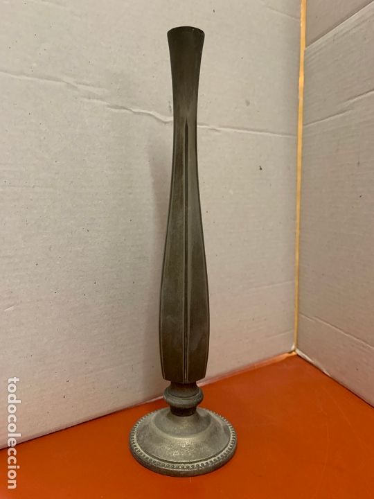 Oggetti Antichi: Elegante violetero o jarron antiguo en peltre. Mide unos 20cms de altura