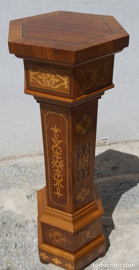 Antiquit&eacute;s: Pedestal de madera con incrustaciones de taracea