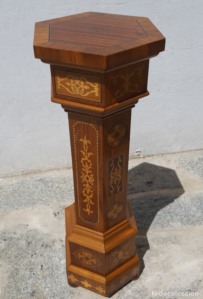 Antig&uuml;edades: Pedestal de madera con incrustaciones de taracea - Foto 2