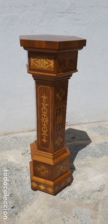 Antig&uuml;edades: Pedestal de madera con incrustaciones de taracea - Foto 3