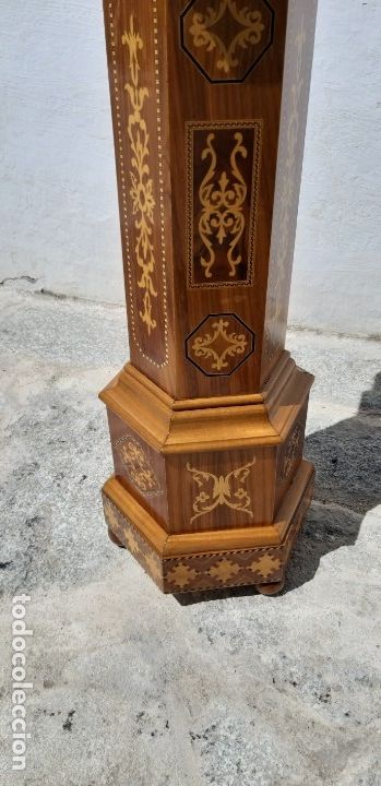 Antig&uuml;edades: Pedestal de madera con incrustaciones de taracea - Foto 4
