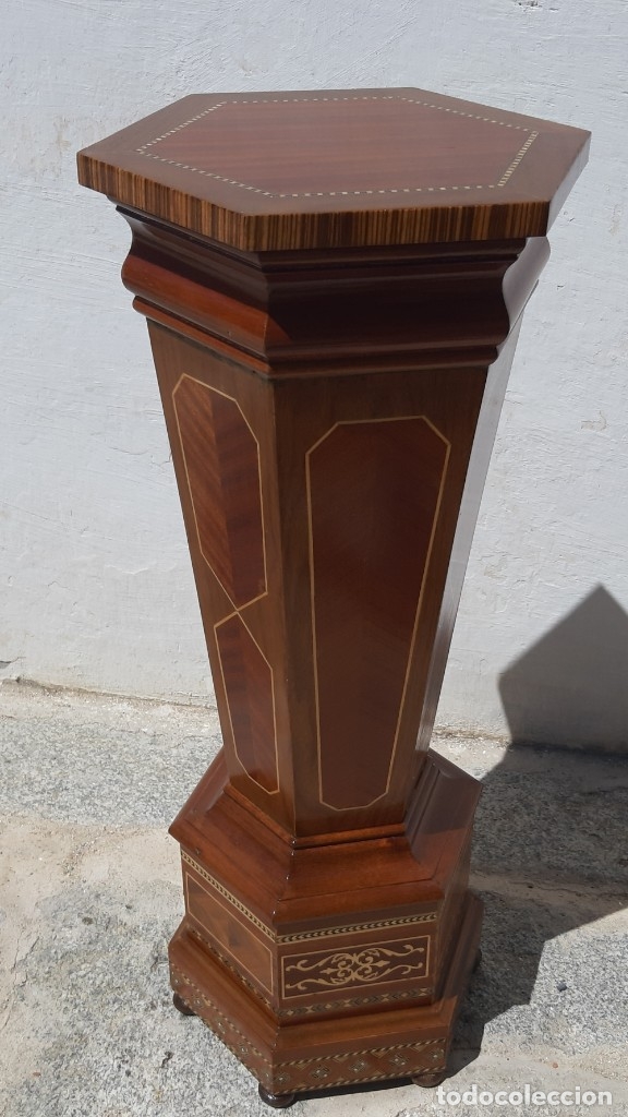 Antig&uuml;edades: Pedestal de madera con incrustaciones de taracea