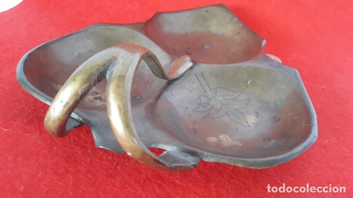 Antig&uuml;edades: BANDEJA DE BRONCE EN FORMA DE HOJA CON 3 SENOS - Foto 2