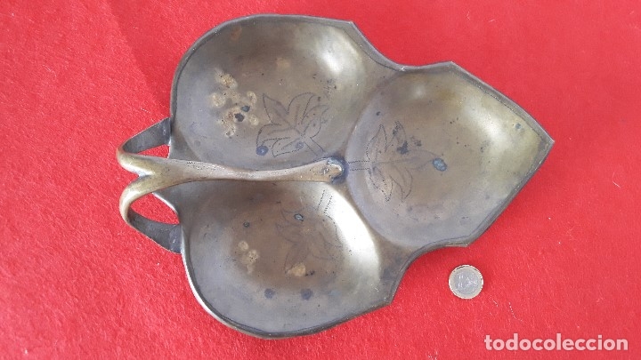 Antig&uuml;edades: BANDEJA DE BRONCE EN FORMA DE HOJA CON 3 SENOS - Foto 3