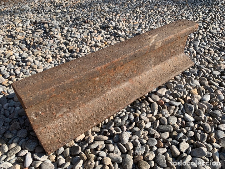 Antig&uuml;edades: Antiguo tramo o seccion de rail, via de tren. Posiblemente del desaparecido Carrilet d'Olot. RSW1886