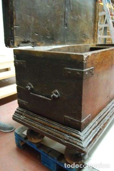 Antig&uuml;edades: Arc&oacute;n de madera con patas de bola y caj&oacute;n interior - Foto 4