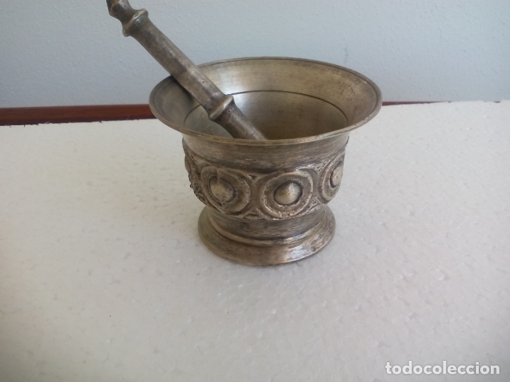 Antig&uuml;edades: ANTIGUO MORTERO, ALMIREZ DE METAL PLATEADO, CON SU MANO.