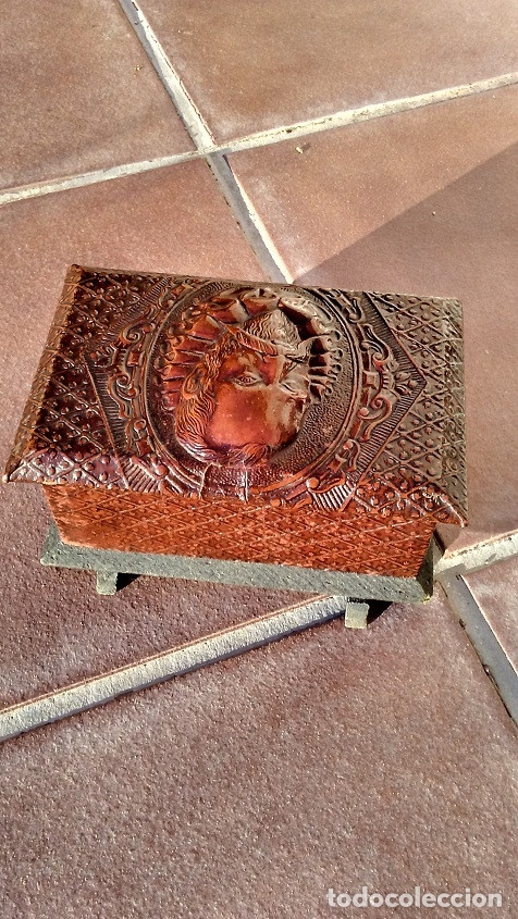 Antig&uuml;edades: COFRE DE MADERA REPUJADA - Foto 5