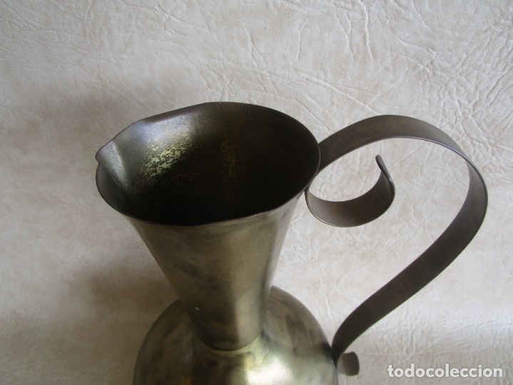 Antig&uuml;edades: antiguo jarron de laton jarra 31 cm - Foto 4