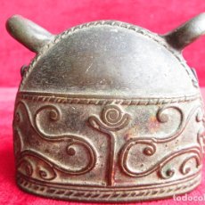Antiquités: ORIGINAL CAMPANA PARA COLGAR DE BRONCE MACIZO CON FILIGRANAS Y RELIEVES. Lote 175109922