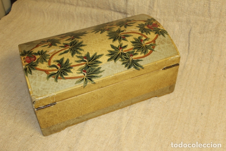 Antig&uuml;edades: caja baul de madera policromado - Foto 11