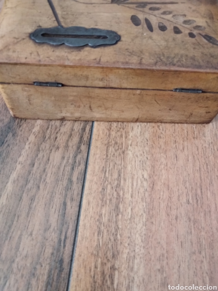 Antig&uuml;edades: Hucha de madera con dibujos - Foto 4