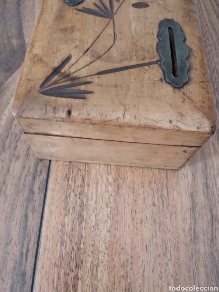 Antig&uuml;edades: Hucha de madera con dibujos - Foto 5