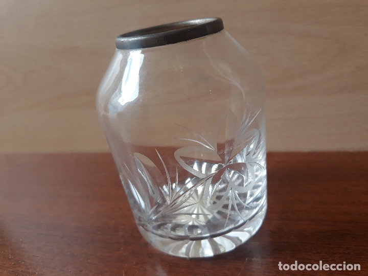 Antiquit&auml;ten: Antiguo frasco de cristal con flor tallada y borde de plata de ley