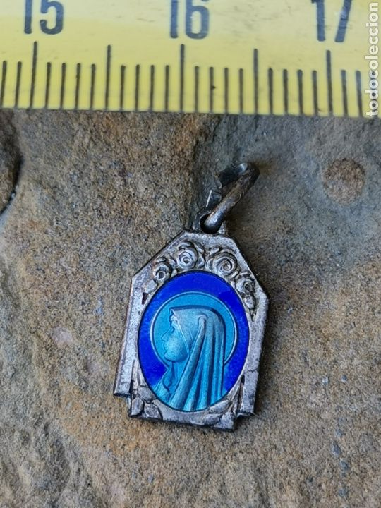 Antiques: Bonita medalla de Lourdes en metal y centro azul