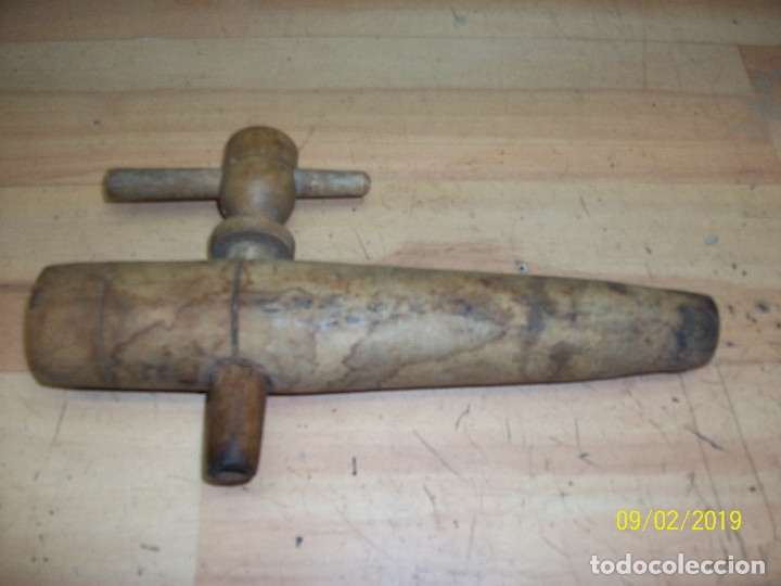 Antig&uuml;edades: ANTIGUO GRIFO DE MADERA PARA BARRIL - Foto 1