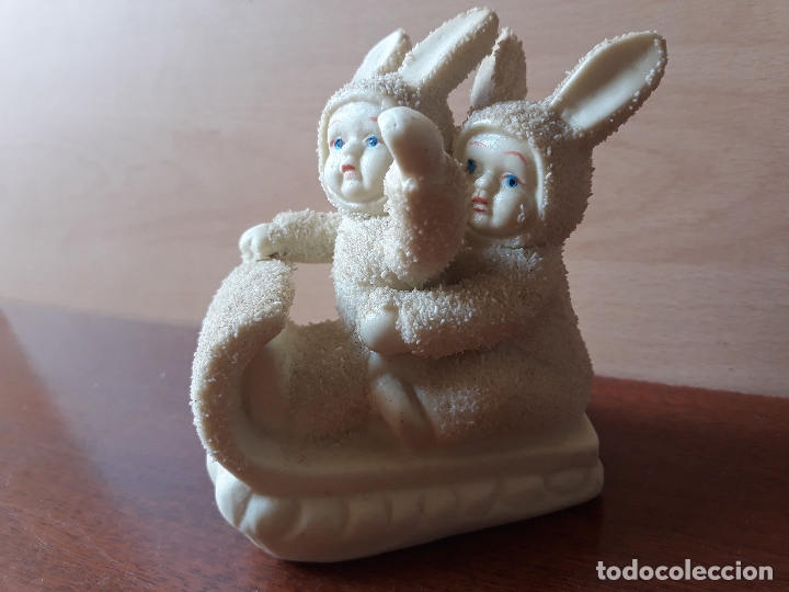 Antiques: Bonita figura de porcelana granulada- ni&ntilde;os disfrazados de conejos con trineo de nieve