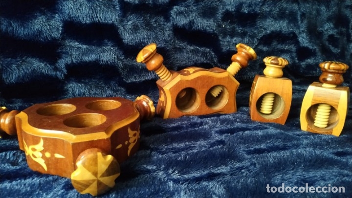 Antig&uuml;edades: Cascanueces de madera y taracea. - Foto 2
