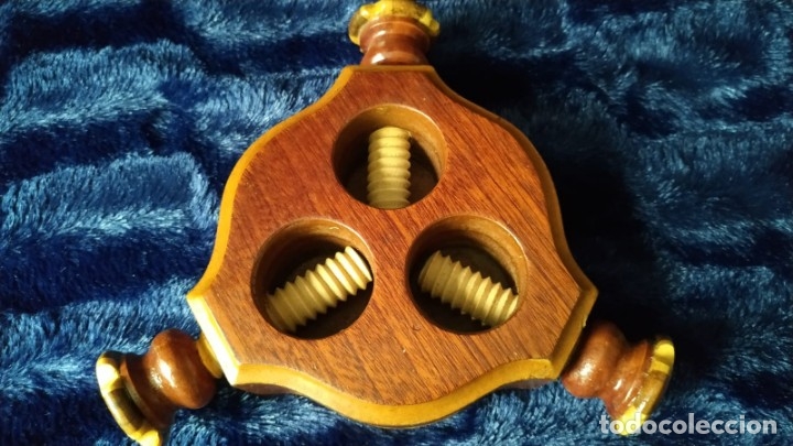 Antig&uuml;edades: Cascanueces de madera y taracea. - Foto 4