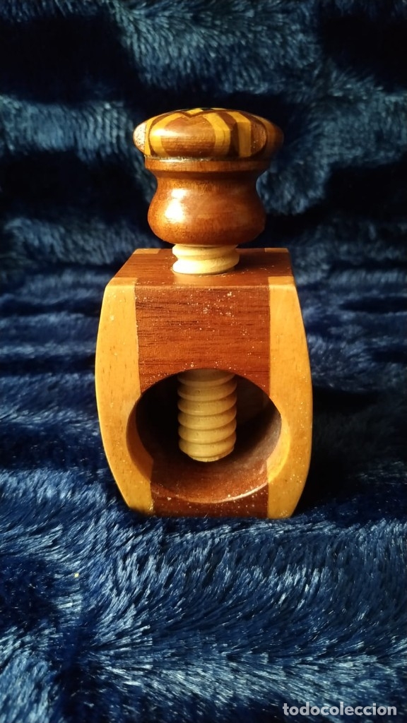 Antig&uuml;edades: Cascanueces de madera y taracea. - Foto 9
