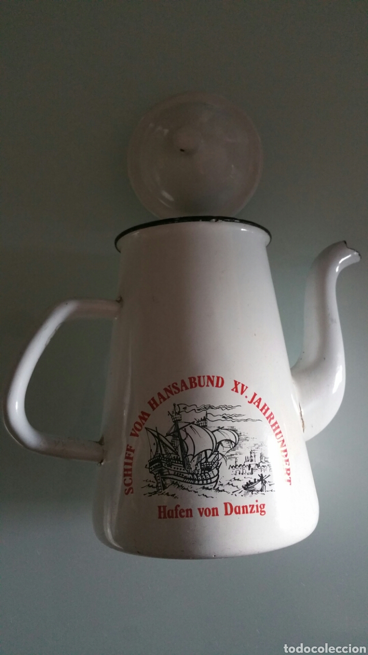 Antig&uuml;edades: Cafetera de hierro esmaltada.