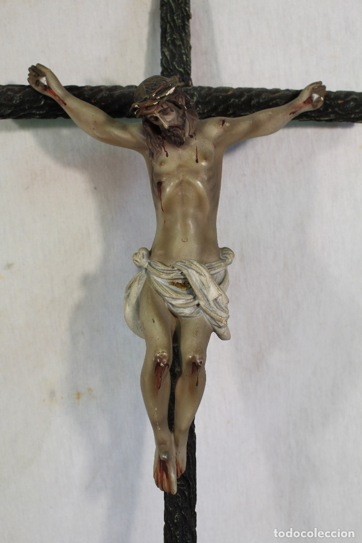Antig&uuml;edades: cristo en la cruz de estuco y madera - Foto 3